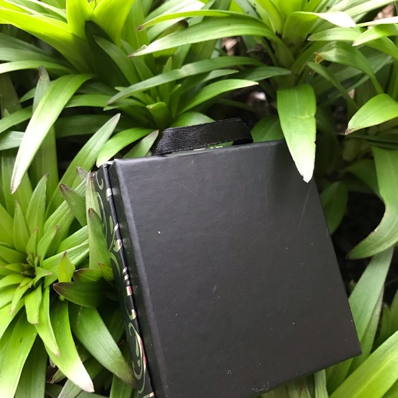 Pierced Earrings in a gift box - look like opals - Picture 6 of 8